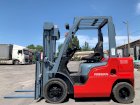 автопогрузчик Nissan на 2.5 тонны, на больших 12 колесах.